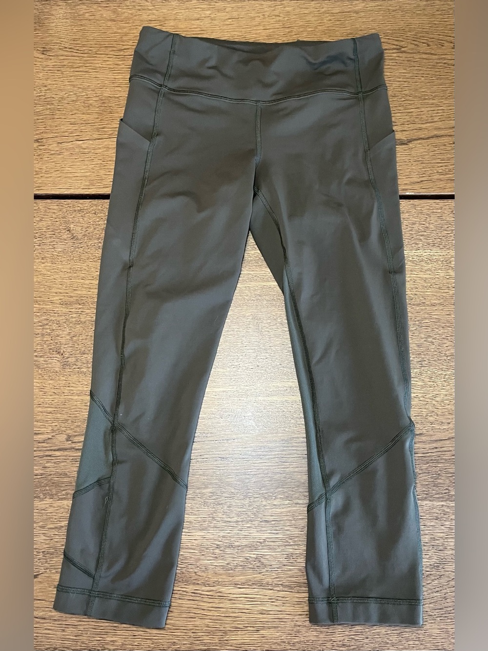 Lululemon Women’s Cropped Leggings Size 6 Dark Olive Green